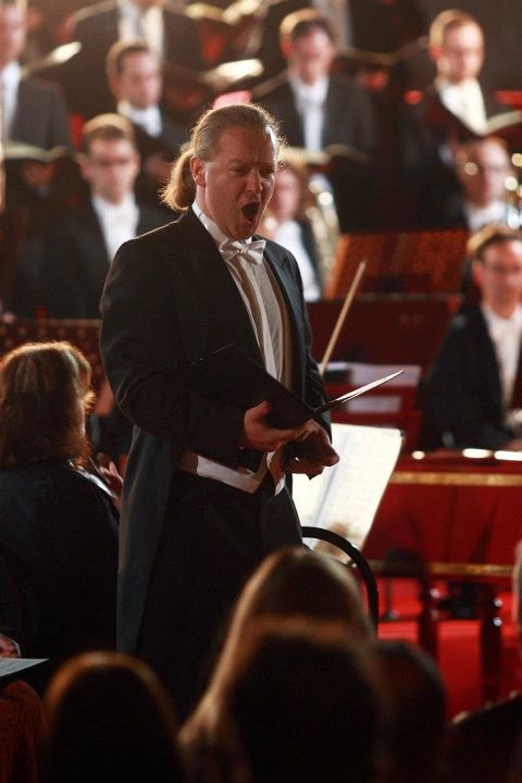 Sänger (Bariton) in Frack während eines Konzertes