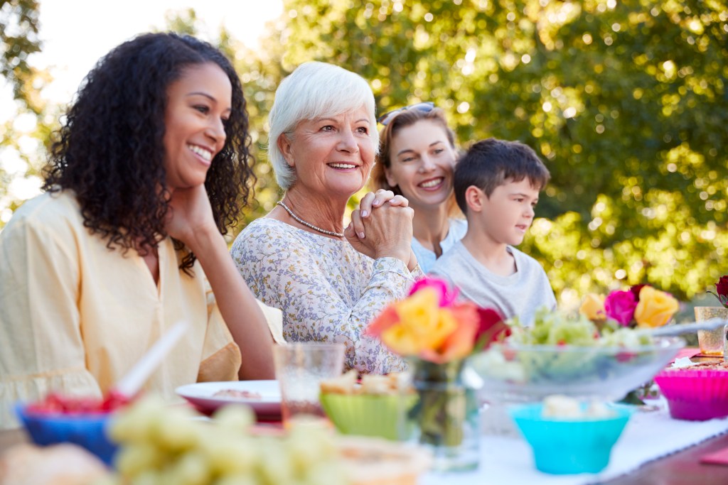 Parygäste lächelnd bei Open Air Feier